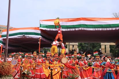 UP: CM Yogi hoisted the tricolor, state government ministers including Deputy CM Brajesh Pathak were present