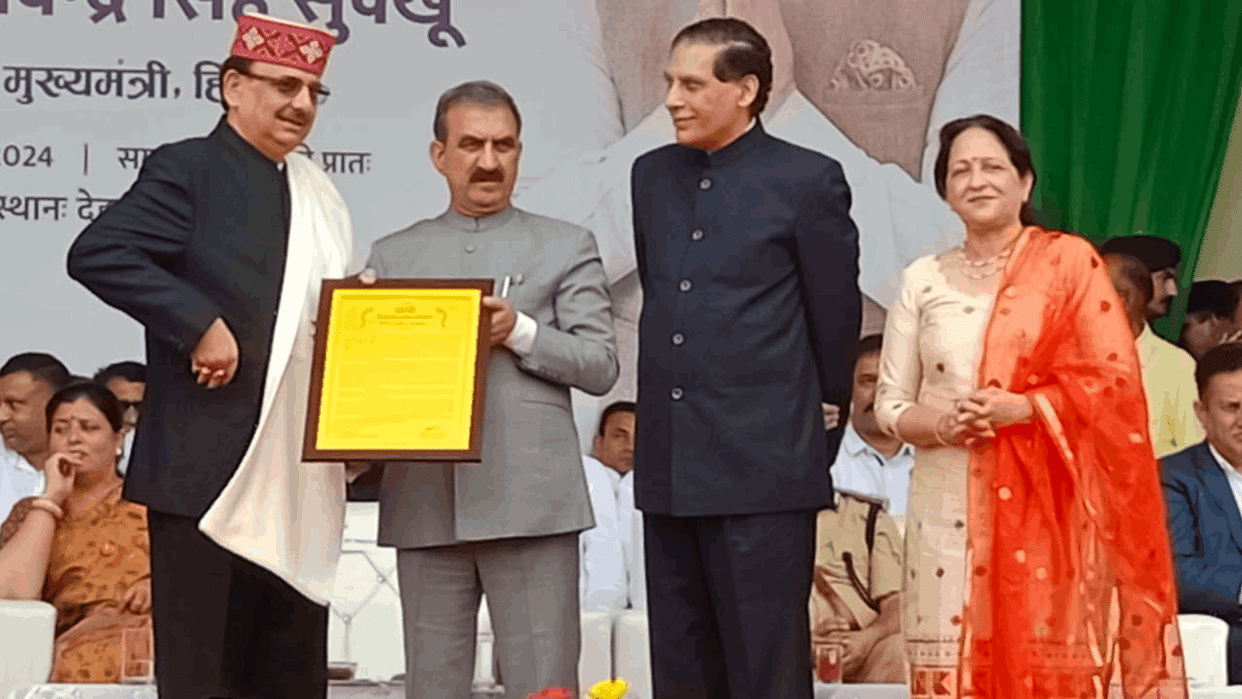 Dr. Rakesh Kumar honored with Prerna Srot Award by cm Sukhvinder Singh Sukhu On August 15