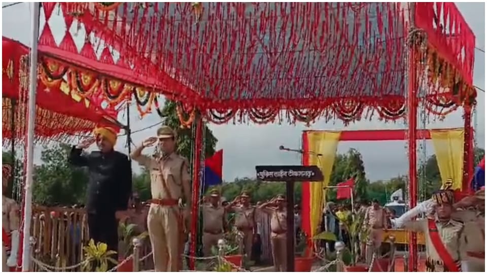 MP News: Independence Day celebrated with pomp in Tikamgarh Collector hoisted the flag