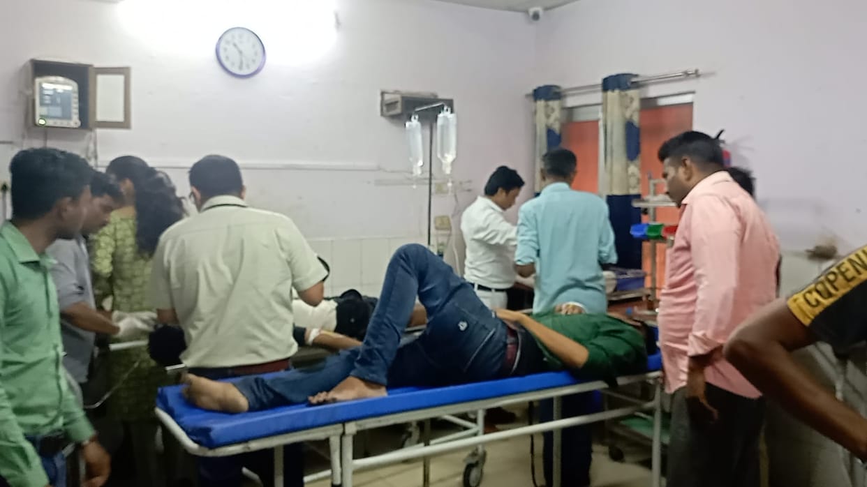 Auraiya Accident, DCM and bike collide fiercely, one dead and two seriously injured, referred to Saifai