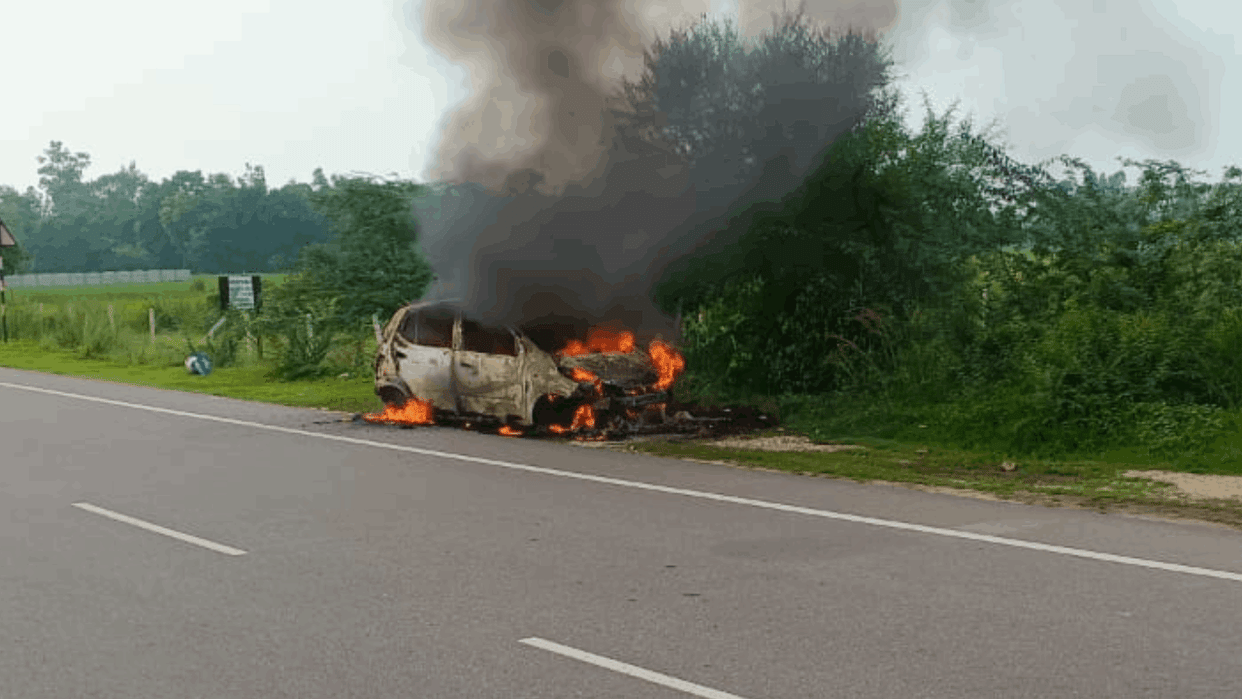 inspector car suddenly caught fire on Lucknow-Prayagraj highway