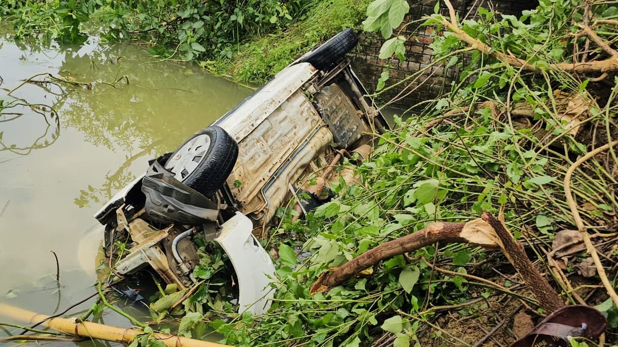 Car went out of control and fell into a minor on Payagpur-Mohanipur road in Shravasti driver died