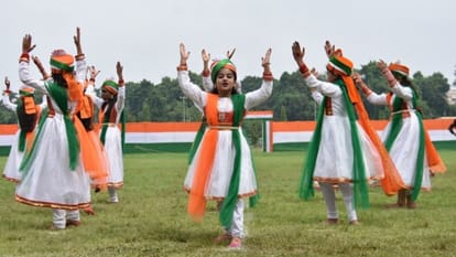 कार्यक्रम के दौरान सांस्कृतिक प्रस्तुति देतीं छात्राएं।