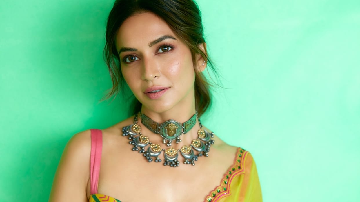 Kriti Kharbanda will celebrate Rakshabandhan on video call tied gold rakhi to her brother for the first time