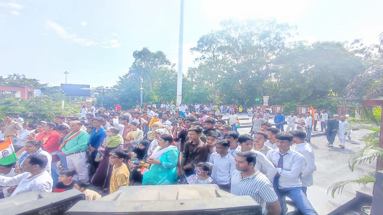 Thousands of people sang the national anthem together on Independence Day 2024