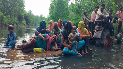 Muzaffarnagar: Villagers hoisted the flag in the middle of Hindon river, said - Promise to build a bridge