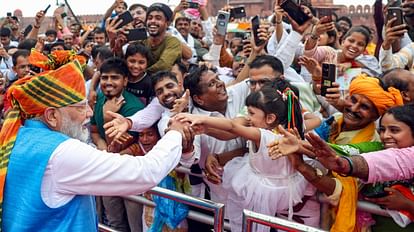 Photos: राजघाट में बापू को श्रद्धांजलि से लाल किले में भाषण और बच्चों से मिलने तक, देखें PM मोदी का अंदाज Independence Day 2024 PM Modi Hoists Tricolour At Red Fort, Addresses Nation, see photos
