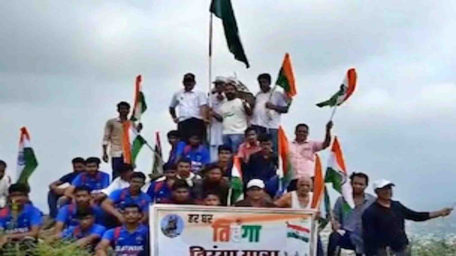 पहाड़ा की चोटी पर आजादी का जश्न मनाते युवा और बुजुर्ग।