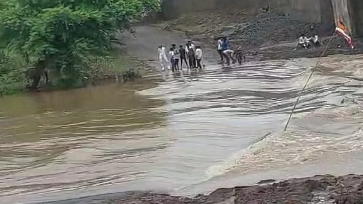 Damoh Railway route closed due to overflowing river, people stranded on Damoh Patharia road