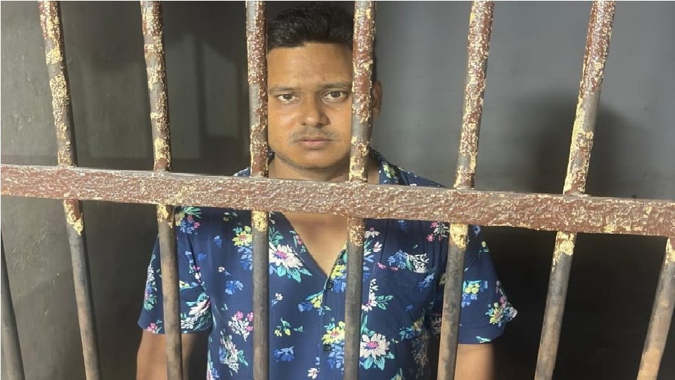 A drunk car mechanic molested a girl inside the mall in Ghaziabad