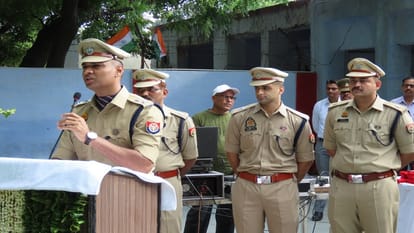 पुलिस लाइन में संबोधित करते एसएसपी संजीव सुमन