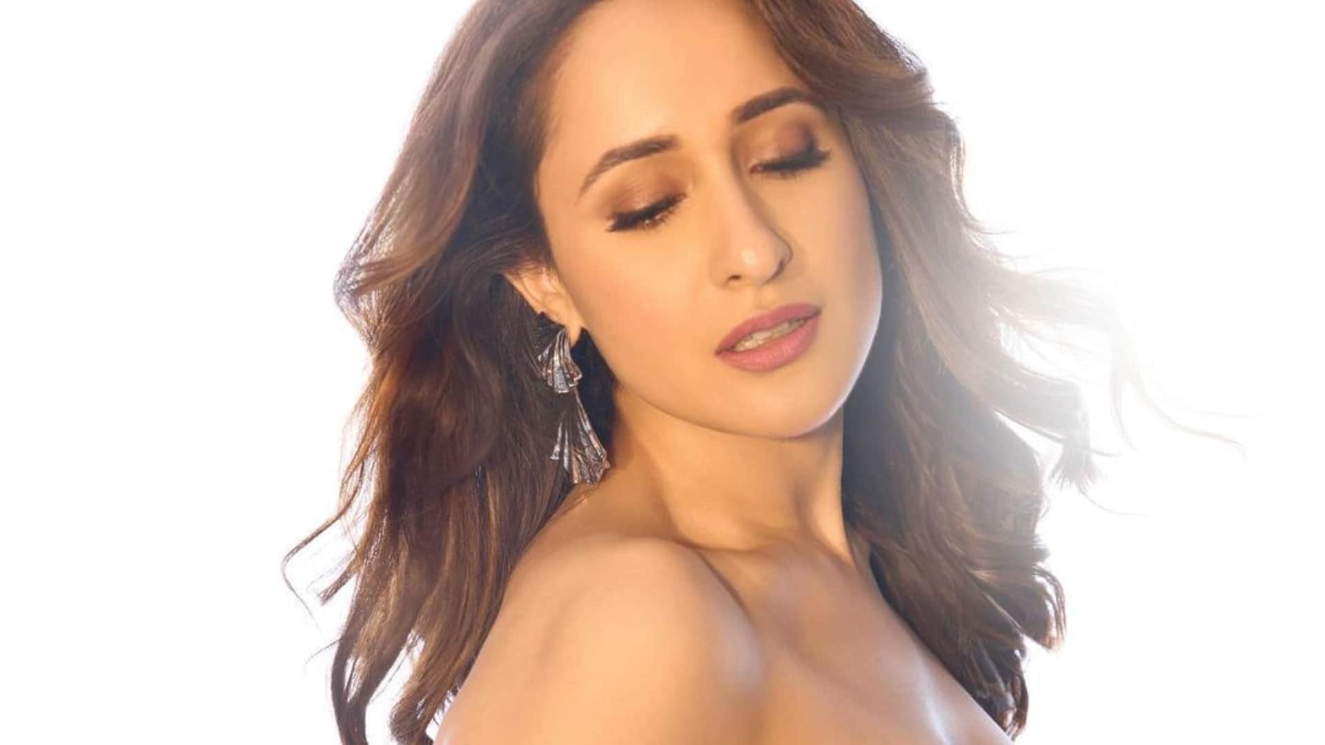 Who is Pragya Jaiswal seen in Akshay kumar taapsee pannu film khel khel mein to know more about her career