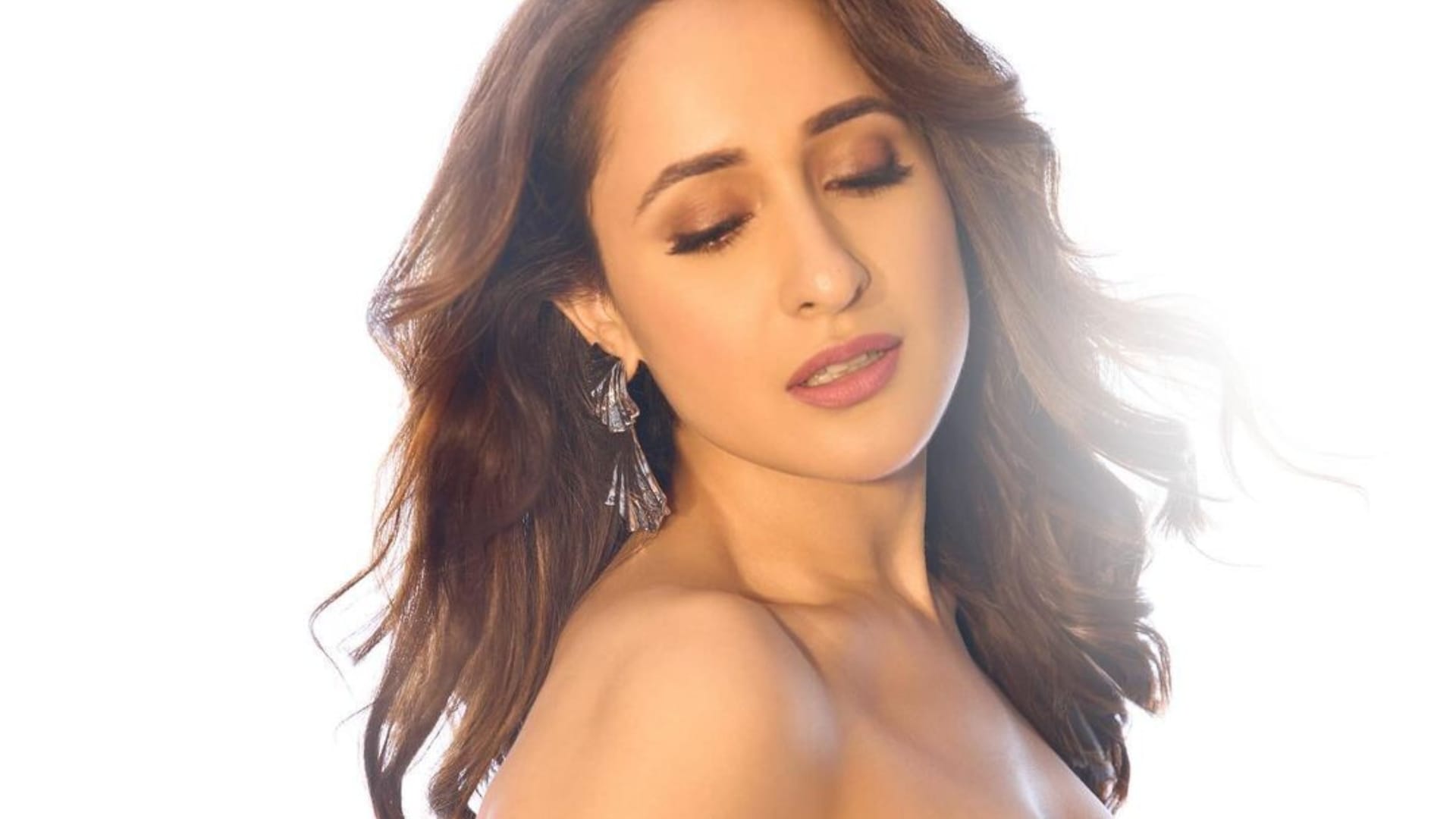 Who is Pragya Jaiswal seen in Akshay kumar taapsee pannu film khel khel mein to know more about her career