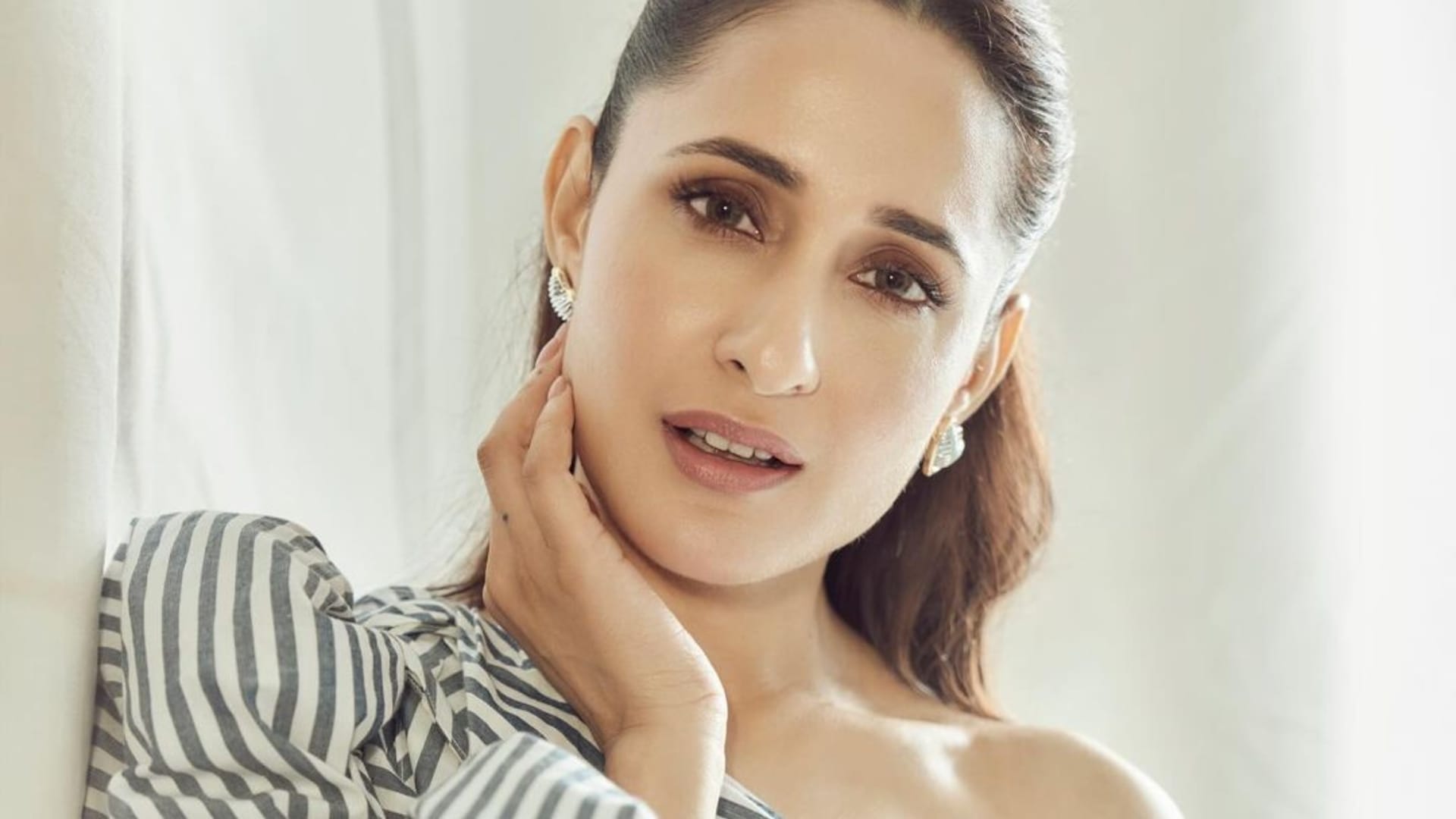 Who is Pragya Jaiswal seen in Akshay kumar taapsee pannu film khel khel mein to know more about her career