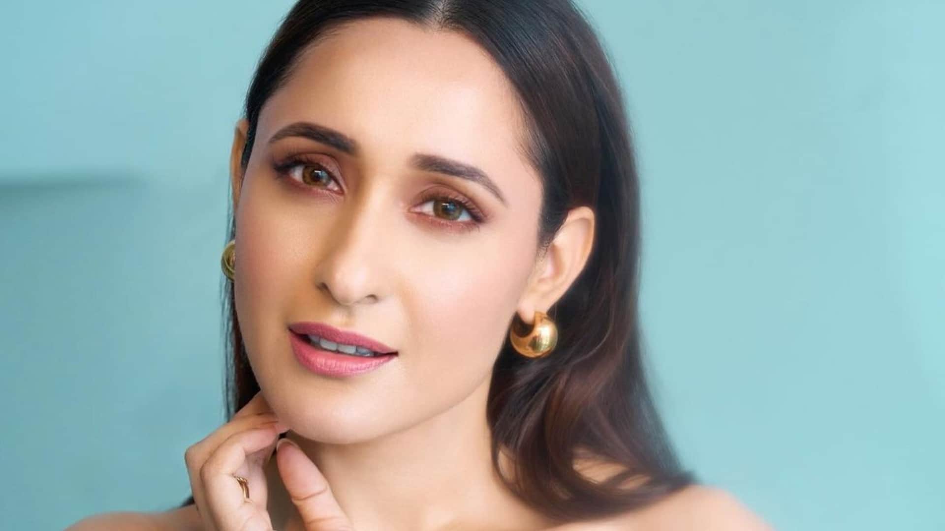 Who is Pragya Jaiswal seen in Akshay kumar taapsee pannu film khel khel mein to know more about her career