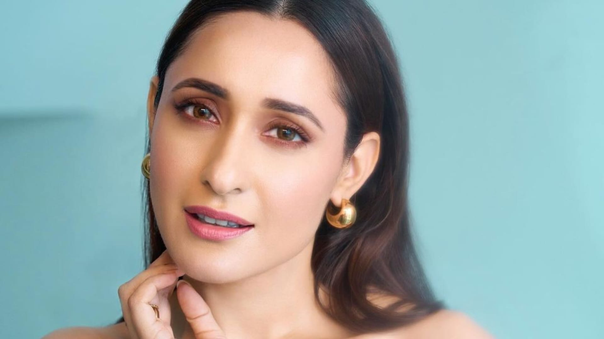 Who is Pragya Jaiswal seen in Akshay kumar taapsee pannu film khel khel mein to know more about her career