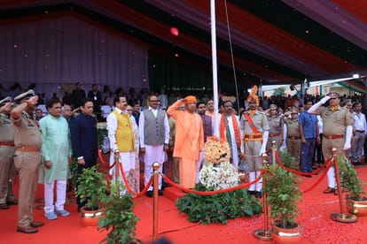 UP: CM Yogi hoisted the tricolor, state government ministers including Deputy CM Brajesh Pathak were present