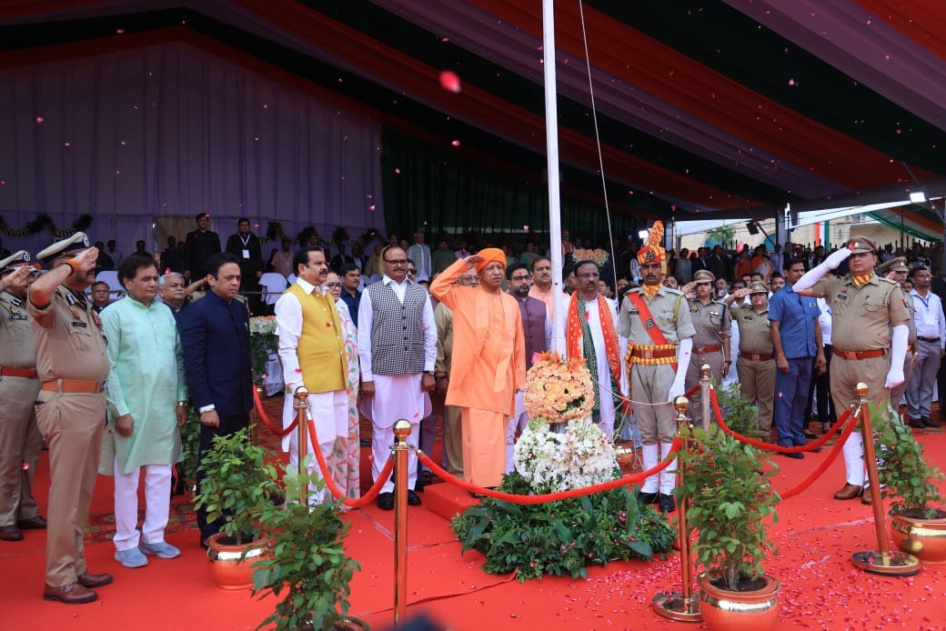 UP: CM Yogi hoisted the tricolor, state government ministers including Deputy CM Brajesh Pathak were present