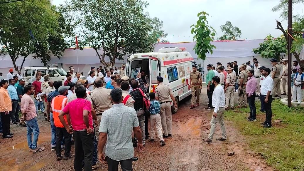हेड कांस्टेबल मनोज कुमार यादव को एंबुलेंस से अस्पताल भेजा।