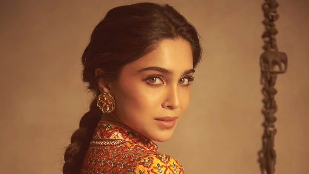 Sharvari Wagh Reveals she stood in Front of Mannat for Shah Rukh Khan Glimpses details inside