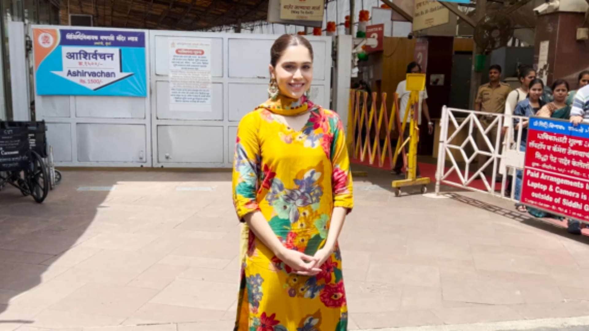 SHARVARI VISITING SIDDHIVINAYAK TEMPLE TO SEEK BLESSINGS OF BAPPA ON THE RELEASE OF HER FILM VEDAA
