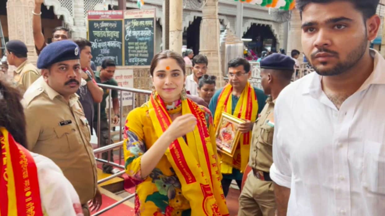 SHARVARI VISITING SIDDHIVINAYAK TEMPLE TO SEEK BLESSINGS OF BAPPA ON THE RELEASE OF HER FILM VEDAA