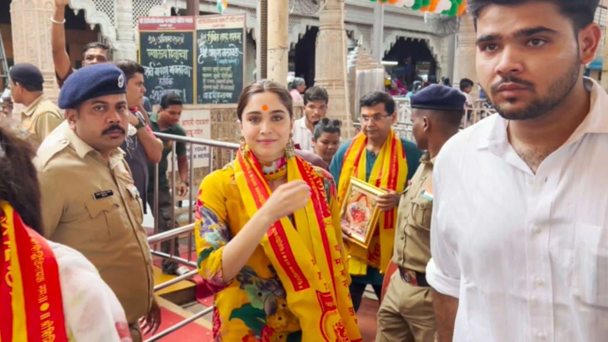 SHARVARI VISITING SIDDHIVINAYAK TEMPLE TO SEEK BLESSINGS OF BAPPA ON THE RELEASE OF HER FILM VEDAA