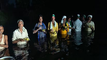 मुजफ्फरनगर: हिंडन नदी के बीच ग्रामीणों ने किया ध्वजारोहण, बोले- पुल बनाने का वादा करो तभी निकलेंगे Muzaffarnagar: Villagers hoisted the flag in the middle of Hindon river, said - Promise to build a bridge