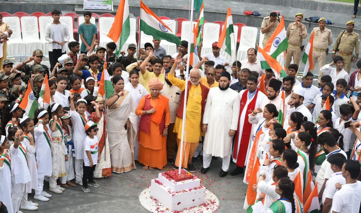 Salutations to you mother: All the religious leaders together hoisted the tricolor, took a pledge to strength