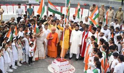 मां तुझे प्रणाम: सभी धर्मगुरुओं ने मिलकर फहराया तिरंगा, देश को मजबूत करने का लिया संकल्प निकली तिरंगा यात्रा Salutations to you mother: All the religious leaders together hoisted the tricolor, took a pledge to strength