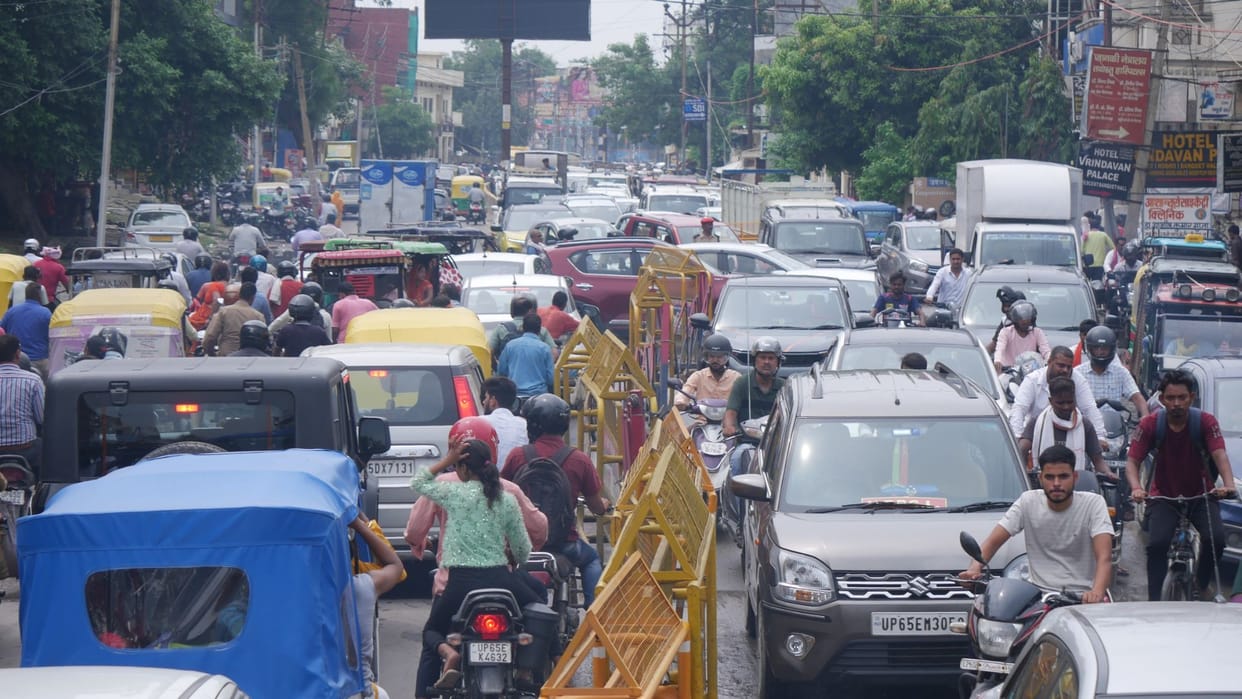 Manduwadih Lahartara road remained stuck in traffic jam for second day as well