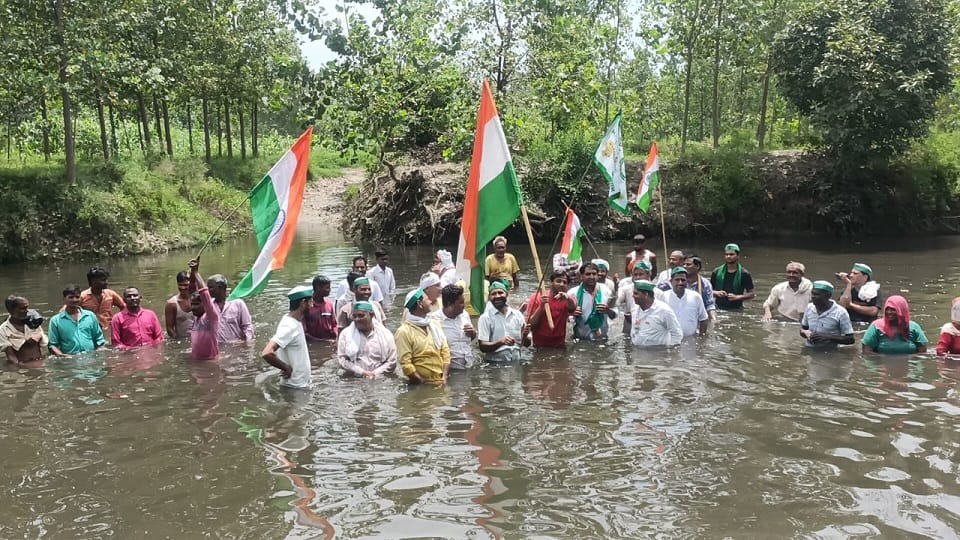 Muzaffarnagar: Villagers hoisted the flag in the middle of Hindon river, said - Promise to build a bridge
