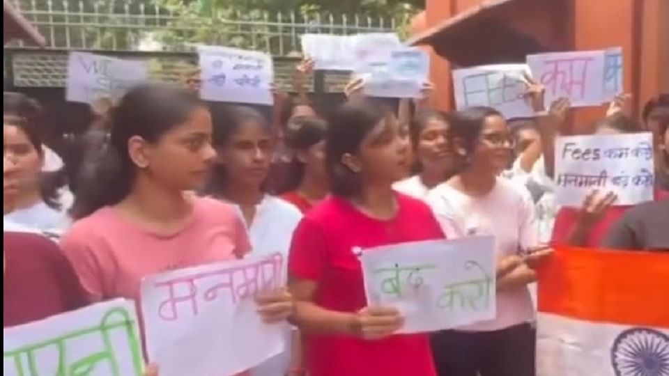 Varanasi: Uproar by students of Vasant Mahila College, refused to hoist the flag