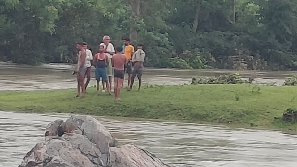 Lalitpur : Six people trapped in the water being released from the dam