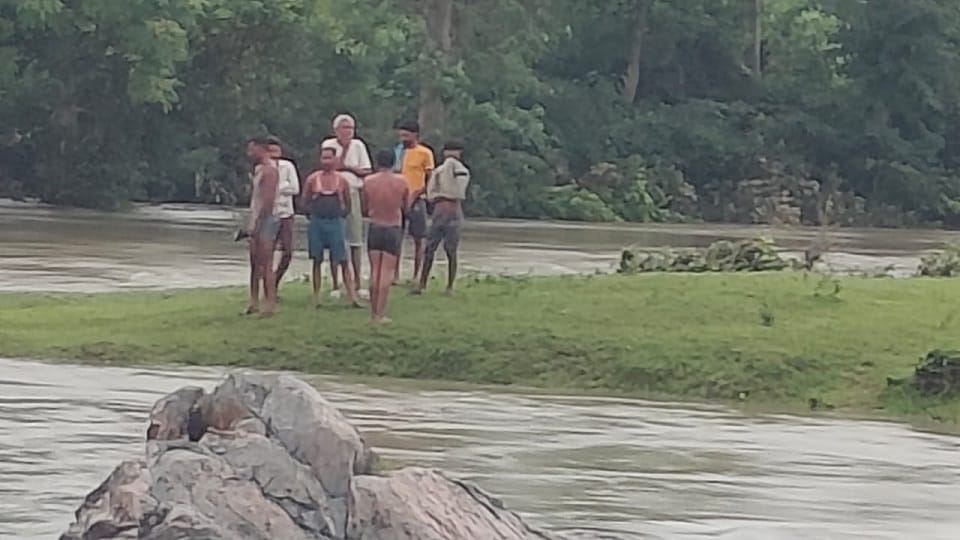 Lalitpur : Six people trapped in the water being released from the dam