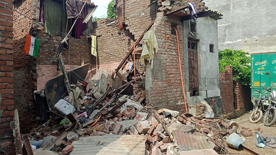 A house suddenly collapsed in Ghaziabad, a child buried under the debris