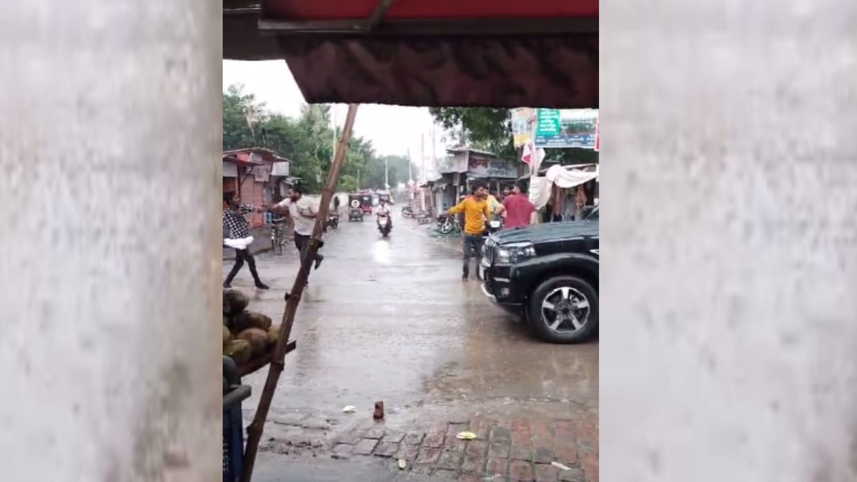 Two men beaten up on road in Amethi, video went viral.