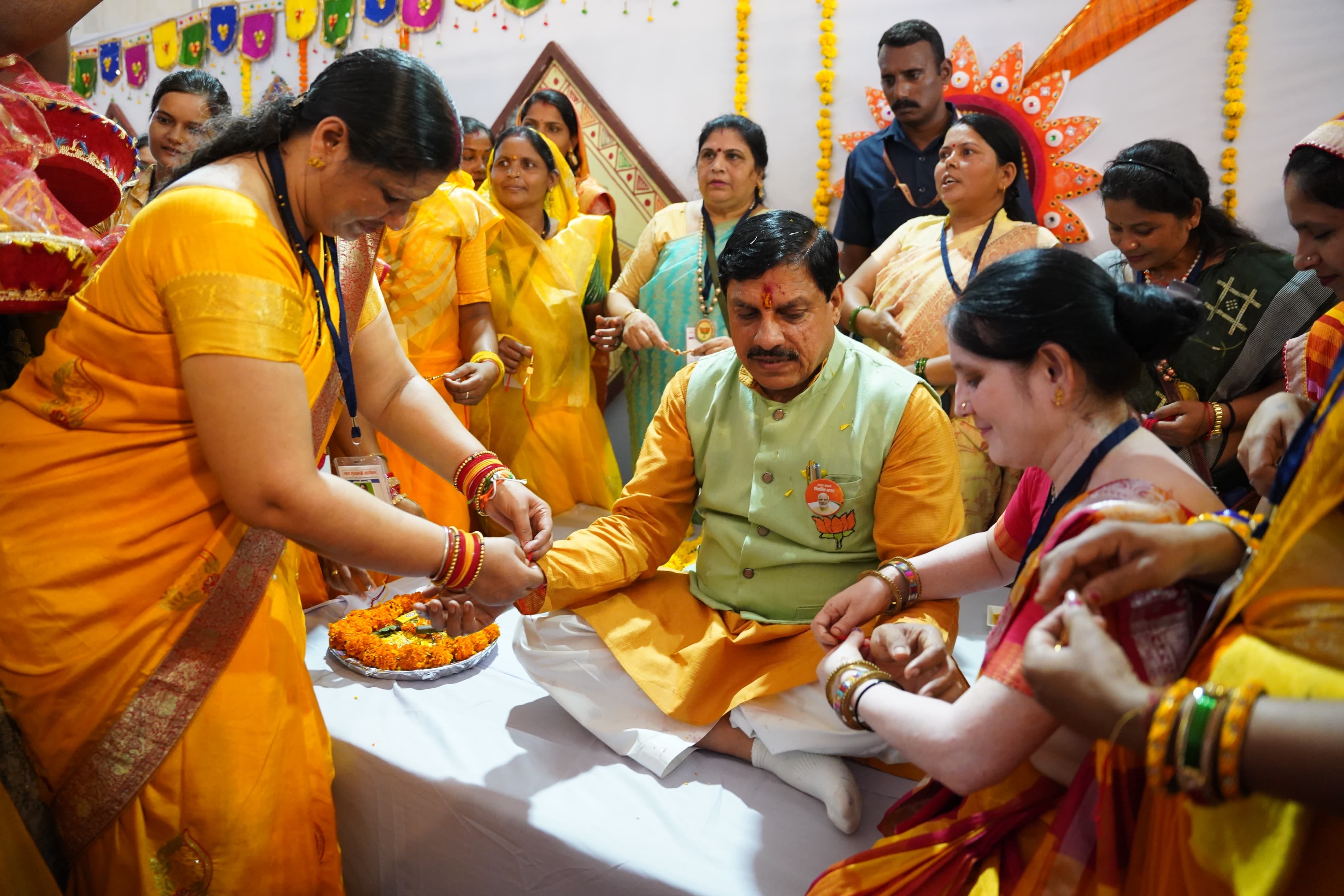 अनूपपुर में बहनों से राखी बंधवाते सीएंम मोहन यादव