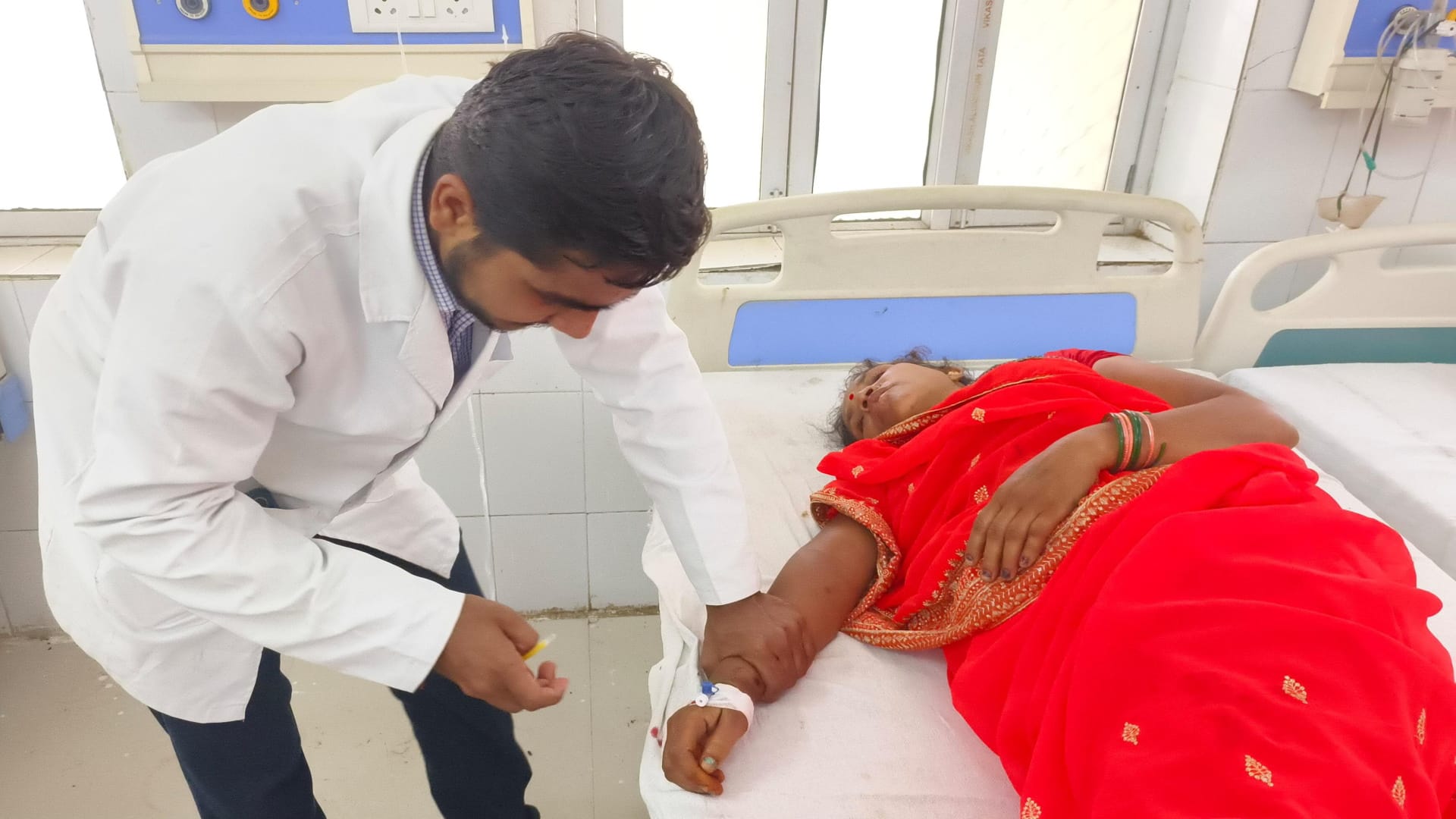 accident in Kaushambi: Pickup loaded with Kanwadis collides with parked container, 3 including woman killed
