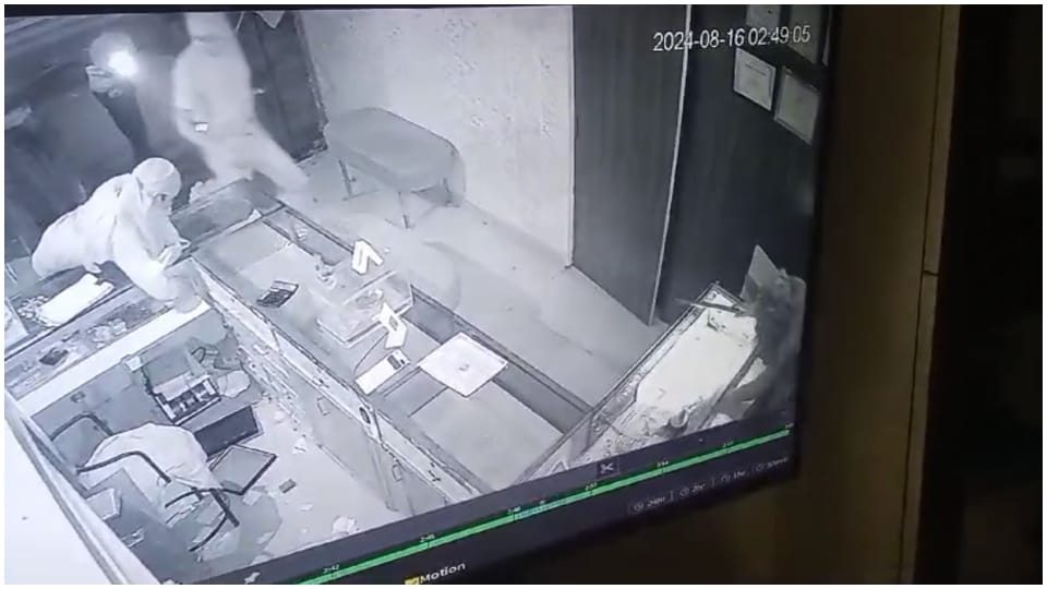 Jewelery shop targeted by miscreants, jewelery and cash worth Rs 30 lakhs looted midnight Bhopal Crime News