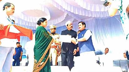Bihar News: बागवानी मिशन योजना के तहत मधुमक्खी पालक बेतिया की बेटी सुमन को मिला सम्मान, डीएम ने दी बधाई Bihar News: Under Horticulture Mission Scheme, beekeeper Suman of Bettiah received honor, DM congratulated her