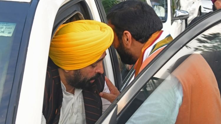 ये तस्वीर कुछ कहती है: एट होम कार्यक्रम के बाद भगवंत मान के कान में क्या बोले नायब सैनी, अटकलों का बाजार गर्म