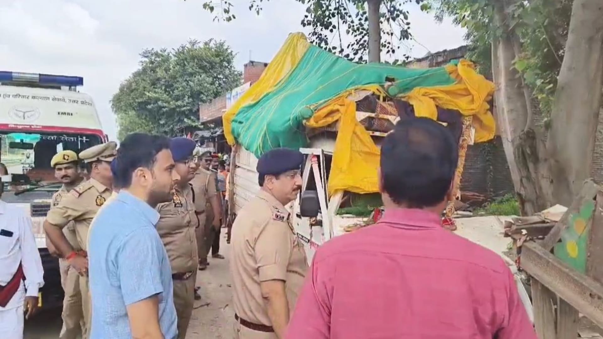 accident in Kaushambi: Pickup loaded with Kanwadis collides with parked container, 3 including woman killed