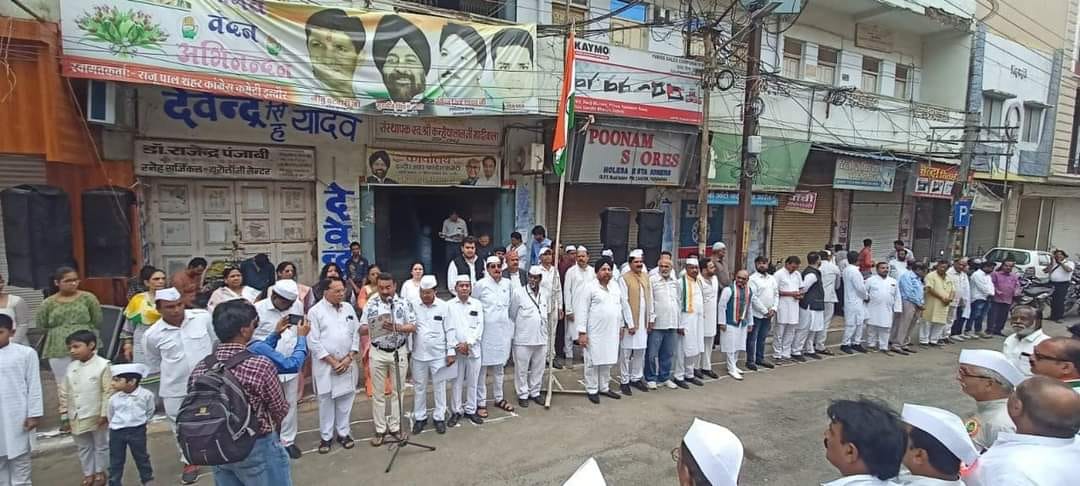 Indore: BJP remembered the martyrs by hoisting the flag while Congress gave a message to the public