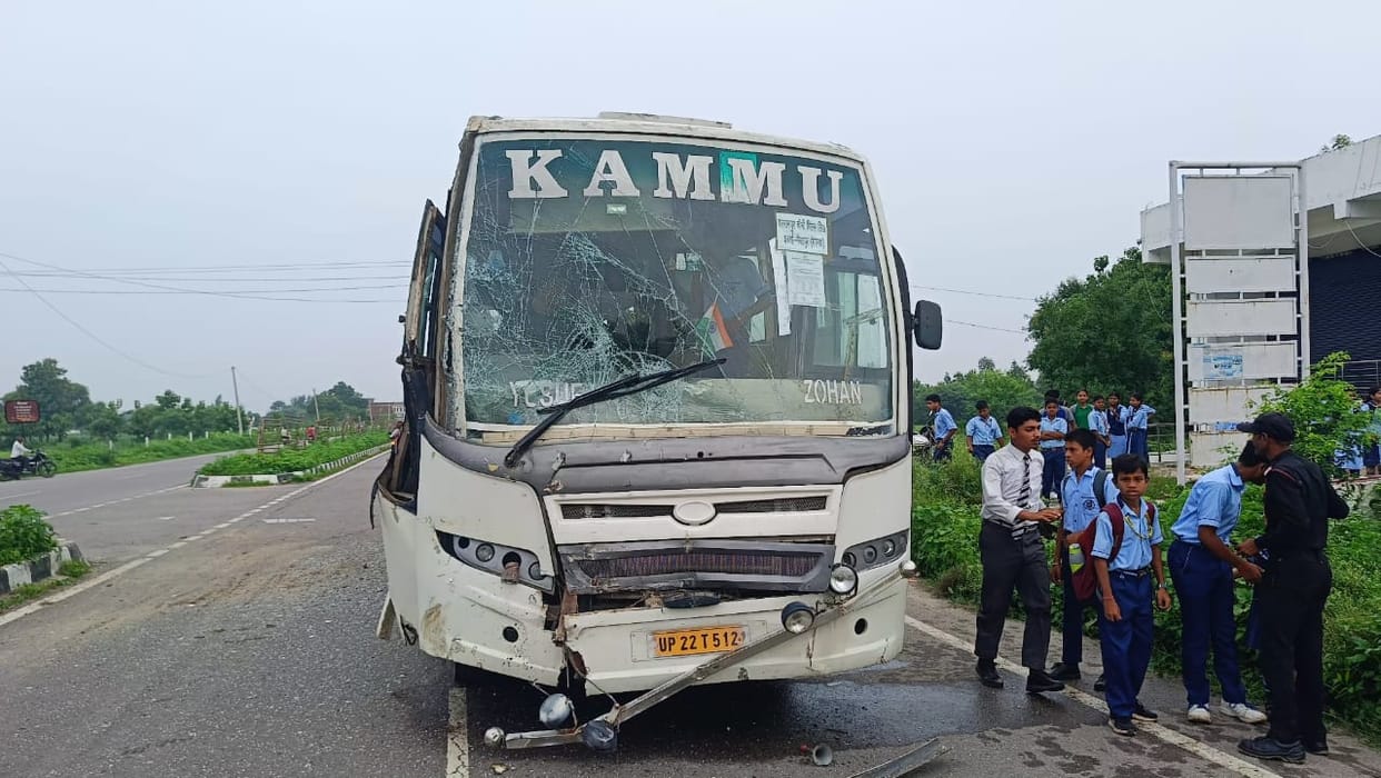 10 students injured in when two buses colloid in Gonda.