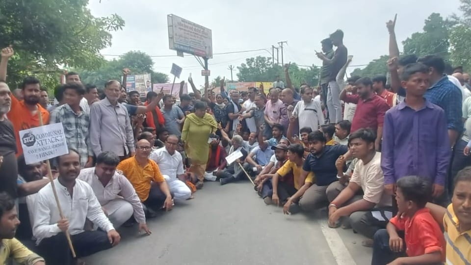 Amroha: People took to the streets in protest against the persecution of Hindus in Bangladesh