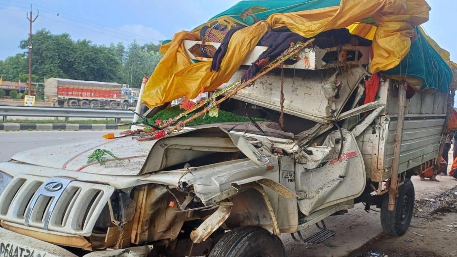 accident in Kaushambi: Pickup loaded with Kanwadis collides with parked container, 3 including woman killed