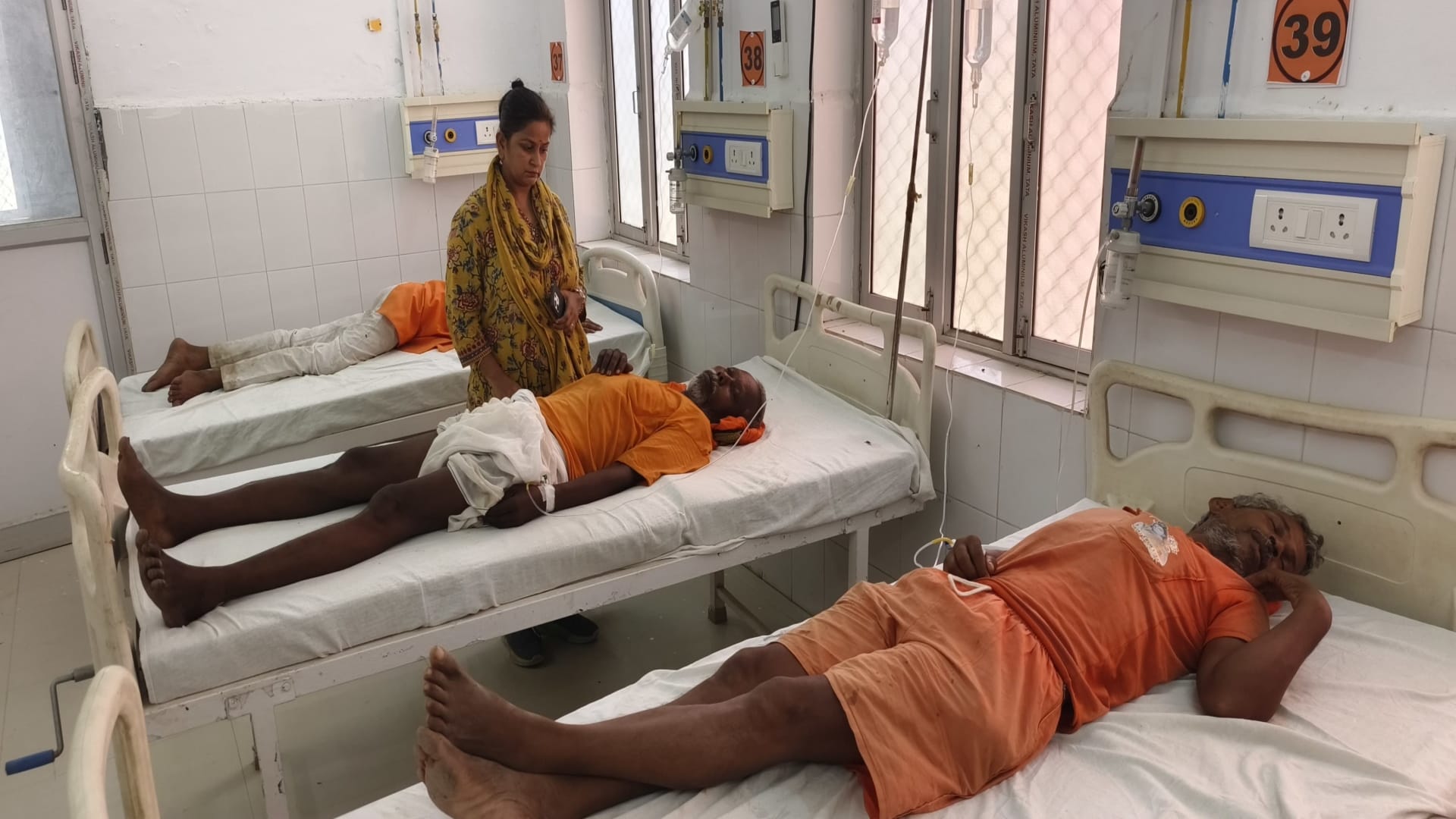 accident in Kaushambi: Pickup loaded with Kanwadis collides with parked container, 3 including woman killed