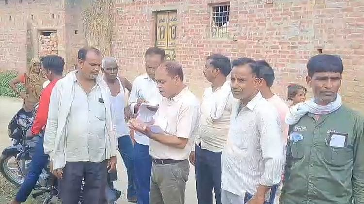 UP News: एक ही गांव में आठ दिन में 12 ग्रामीणों की मौत, ग्रामीण बोले- बुखार से गई जान, कई लोग हैं बीमार