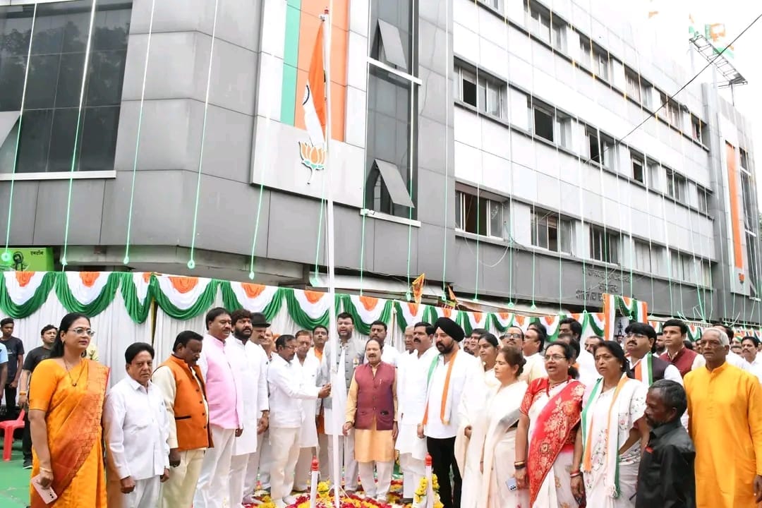 Indore: BJP remembered the martyrs by hoisting the flag while Congress gave a message to the public